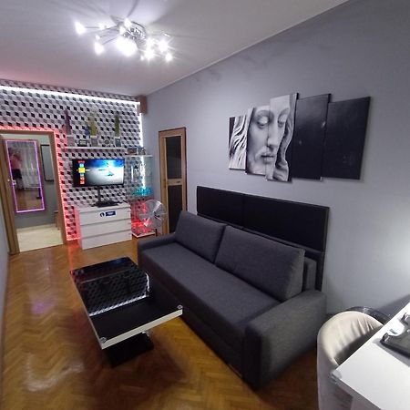 Apartament Venge -Cale Mieszkanie 46M2 Na Wylacznosc - Z Jedna Sypialnia I Jednym Sypialno-Salonem -3 Pietro Bez Windy- Rezerwacja Bez Karty Kredytowej-Klimatyzacja-Netflix-2 Lozeczka Dzieciece- Bezplatny Parking Publiczny Wrocław Kültér fotó