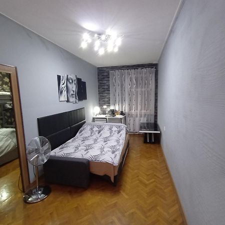 Apartament Venge -Cale Mieszkanie 46M2 Na Wylacznosc - Z Jedna Sypialnia I Jednym Sypialno-Salonem -3 Pietro Bez Windy- Rezerwacja Bez Karty Kredytowej-Klimatyzacja-Netflix-2 Lozeczka Dzieciece- Bezplatny Parking Publiczny Wrocław Kültér fotó