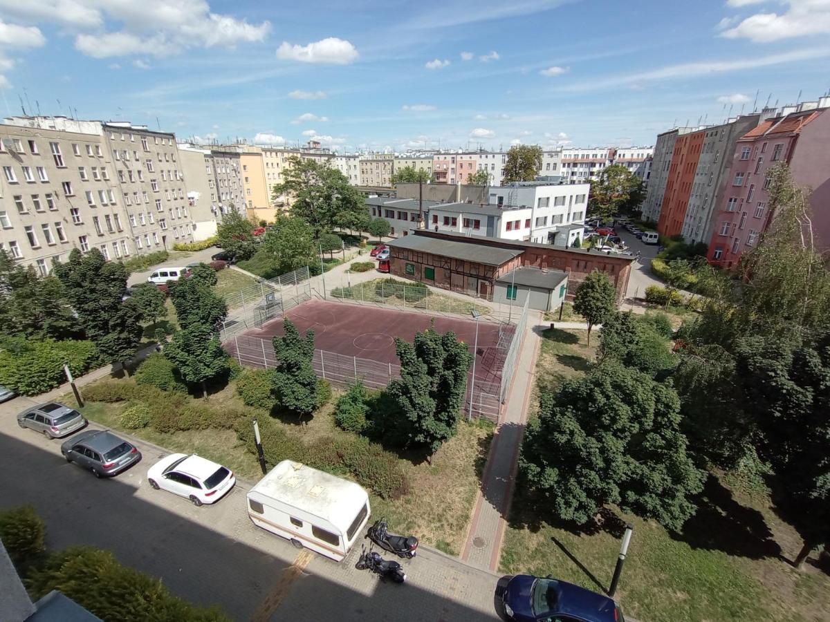 Apartament Venge -Cale Mieszkanie 46M2 Na Wylacznosc - Z Jedna Sypialnia I Jednym Sypialno-Salonem -3 Pietro Bez Windy- Rezerwacja Bez Karty Kredytowej-Klimatyzacja-Netflix-2 Lozeczka Dzieciece- Bezplatny Parking Publiczny Wrocław Kültér fotó